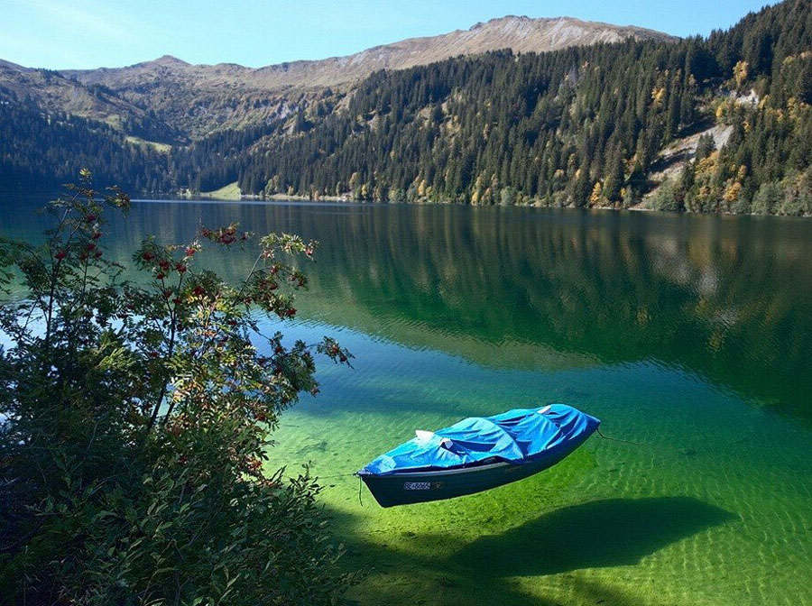 水清澈得船像漂在空中一样