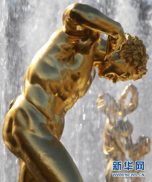 美奂绝伦的俄罗斯夏宫喷泉季