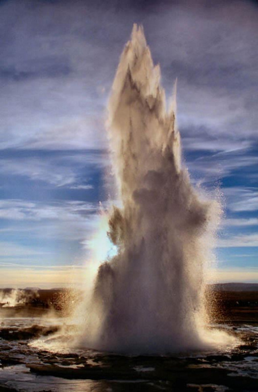 东南亚，喷发的间歇泉Strokkur。