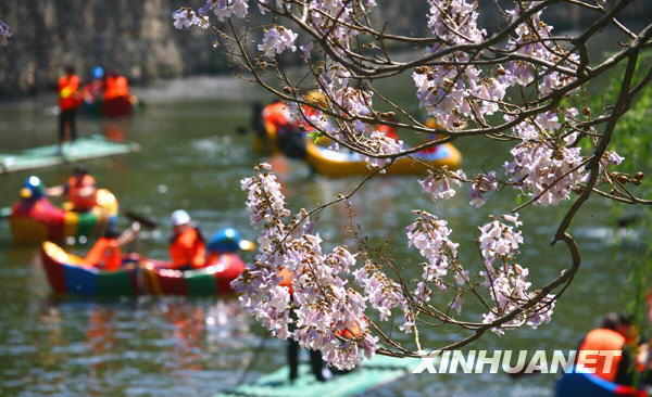 5月3日，众多市民在京郊怀柔青龙峡景区划船休闲。当日，“五一”小长假进入最后一天，众多北京市民郊游热度不减，纷纷走进京郊亲近自然，在绿水青山间休闲度假。