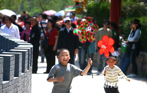 5月3日，众多北京市民在京郊怀柔青龙峡景区游玩。当日，“五一”小长假进入最后一天，众多北京市民郊游热度不减，纷纷走进京郊亲近自然，在绿水青山间休闲度假。