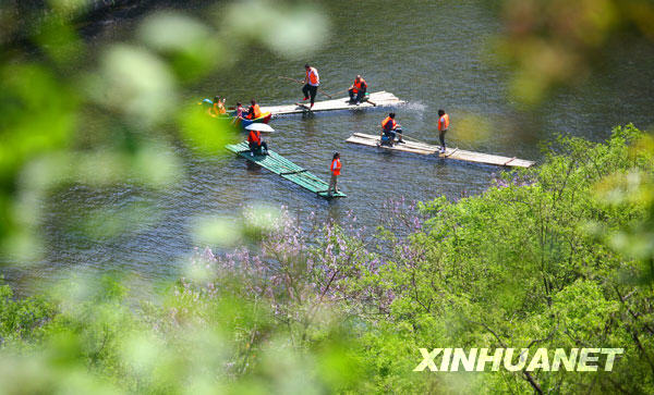 5月3日，游客在京郊怀柔青龙峡景区乘坐竹排游览。当日，“五一”小长假进入最后一天，众多北京市民郊游热度不减，纷纷走进京郊亲近自然，在绿水青山间休闲度假。