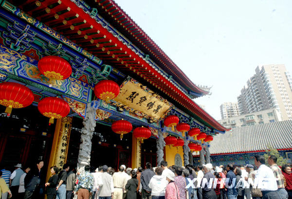 5月13日，沈阳市民在重修竣工的大法寺内参观。