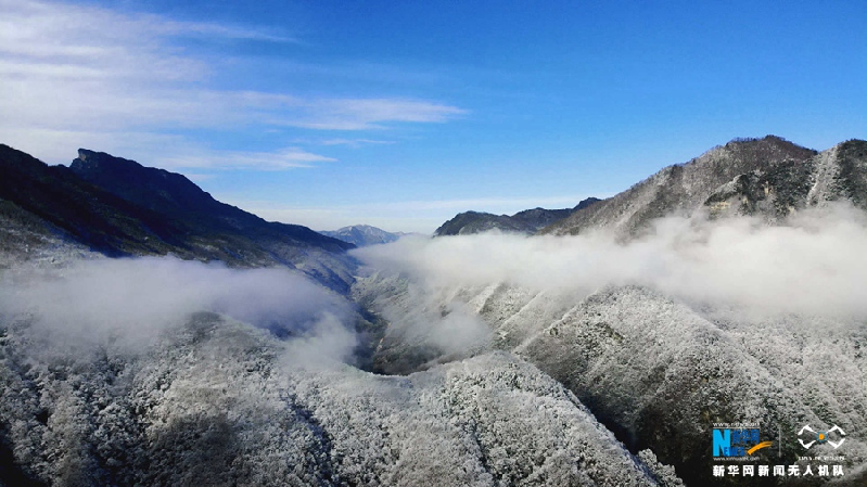 【“飞阅”中国】雪后十八里长峡 半山皑皑半山红