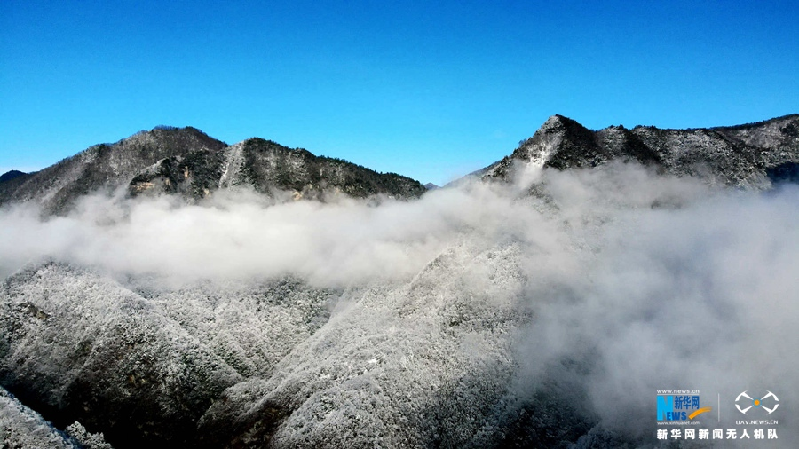 【“飞阅”中国】雪后十八里长峡 半山皑皑半山红