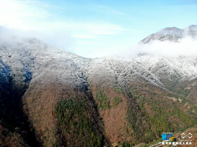 【“飞阅”中国】雪后十八里长峡 半山皑皑半山红