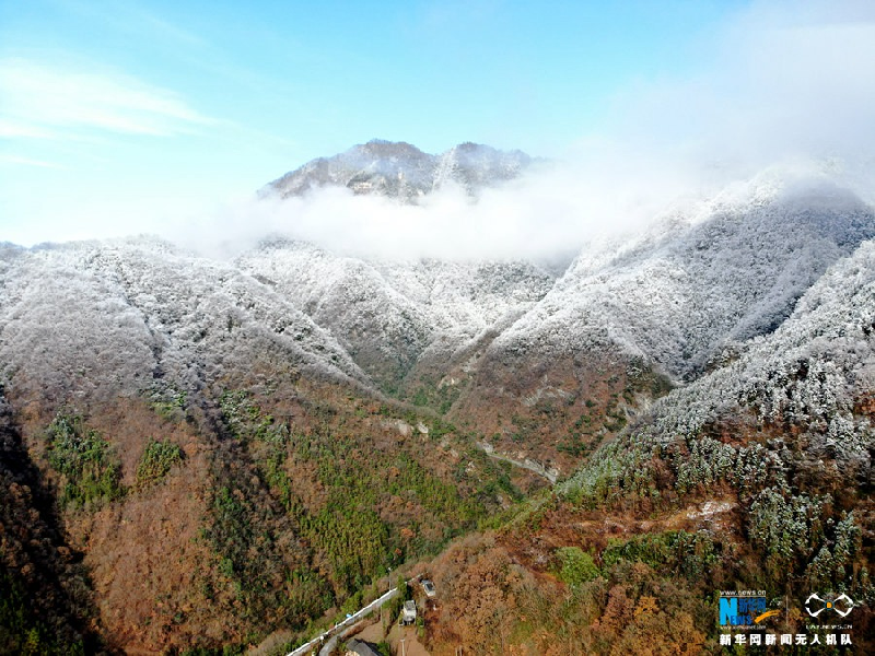 【“飞阅”中国】雪后十八里长峡 半山皑皑半山红