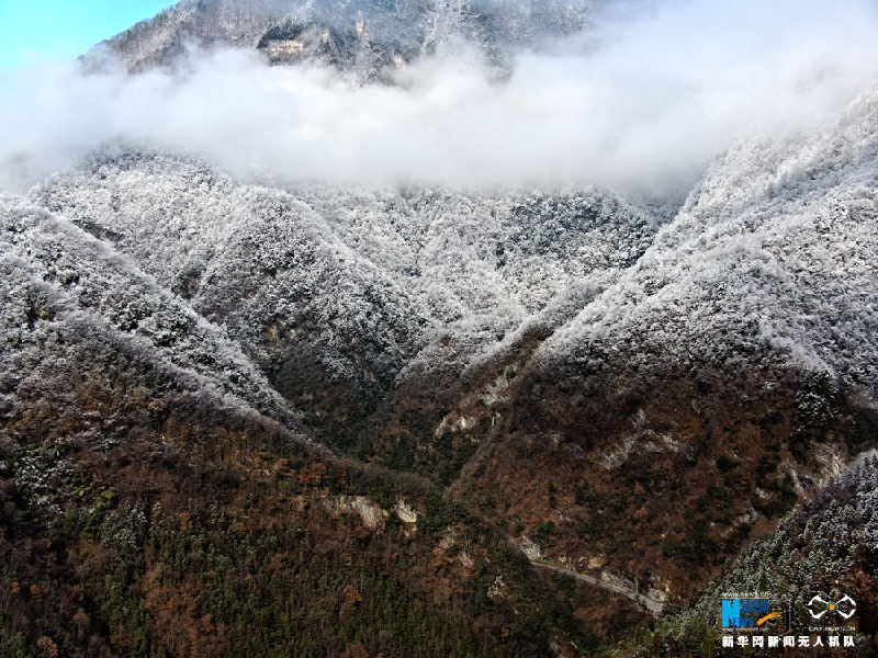 【“飞阅”中国】雪后十八里长峡 半山皑皑半山红