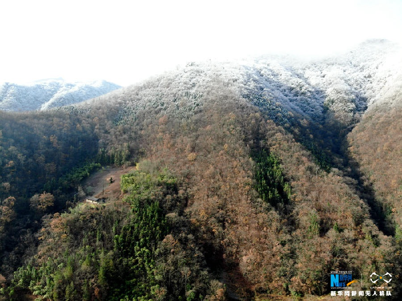 【“飞阅”中国】雪后十八里长峡 半山皑皑半山红