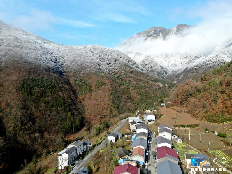 【“飞阅”中国】雪后十八里长峡 半山皑皑半山红